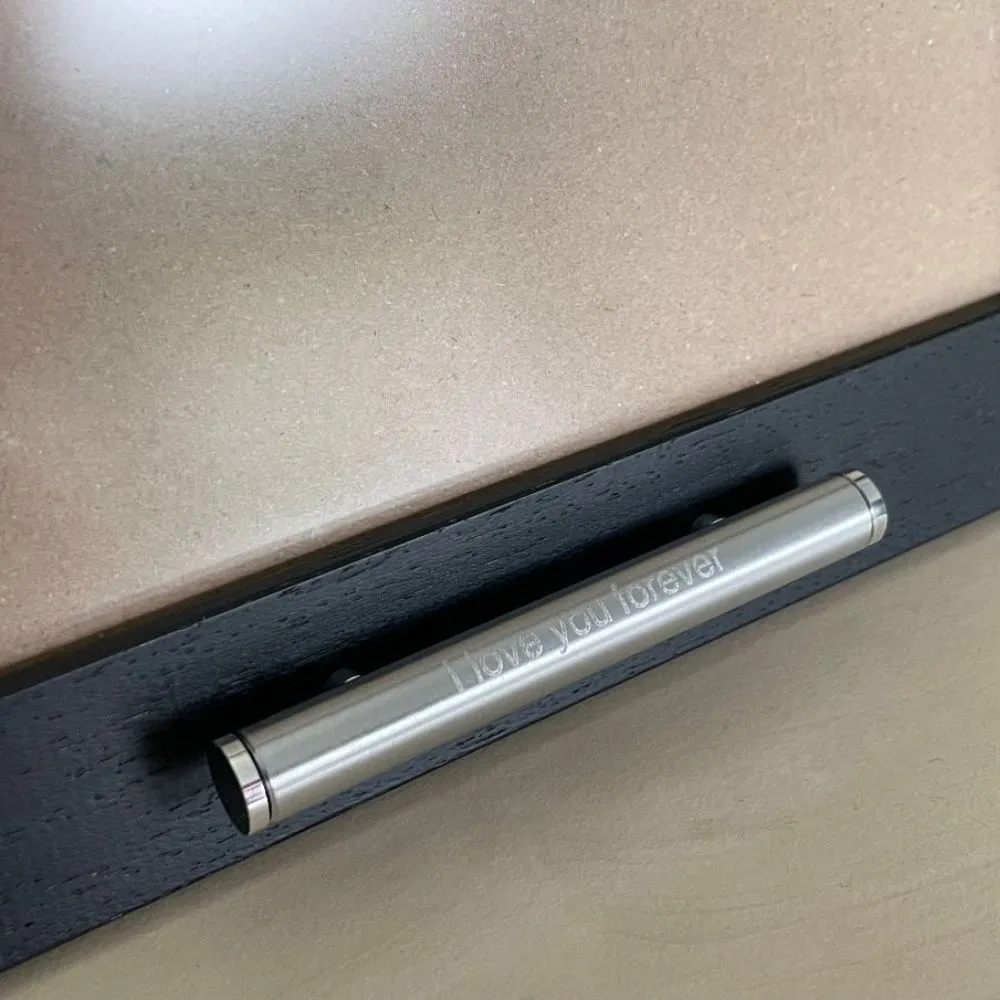 asbuis met een naam en datum van uw dierbare