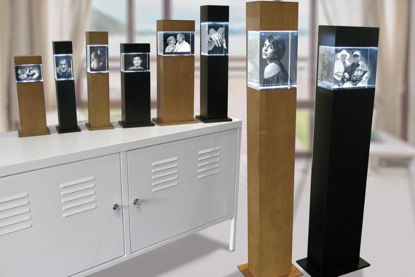 gedenkzuil met fotoglas